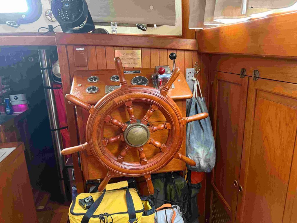 04-Interior-Helm-1
