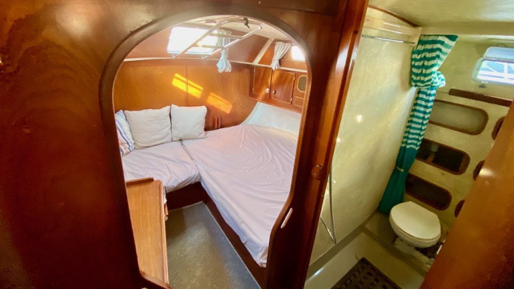 MS-Aft-Cabin-Bed-07-1-1