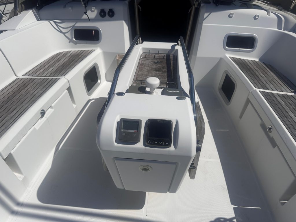 1004-SO509-Cockpit-Table-1