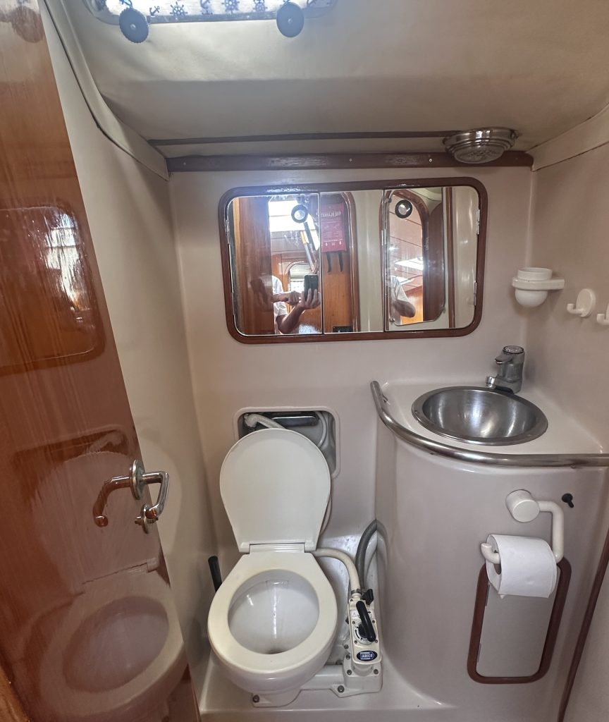 1031-Starboard-Aft-Head-1