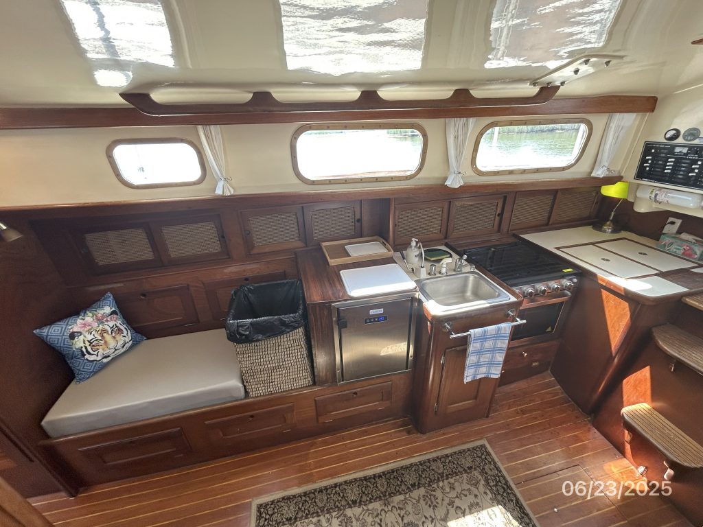 Lilly-Pearl-salon-stbd-hr1-6-23-25