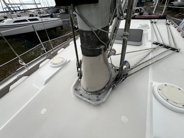 Sabre-Mark-II-mast-base-1