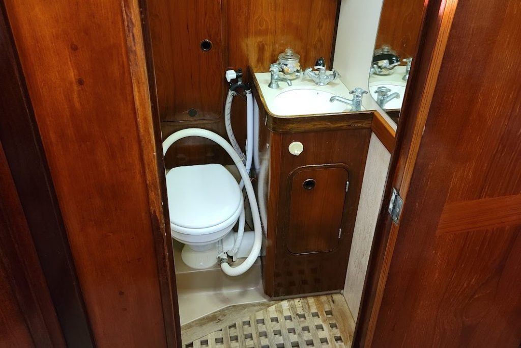 13-Troubadour-Aft-Head-32